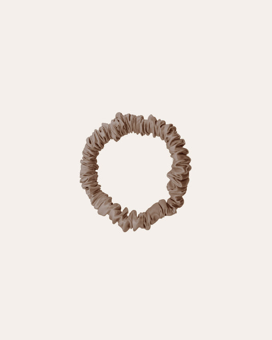 Luxe 100% moerbei Zijden Scrunchie Extra Small in het lichtbruin.
