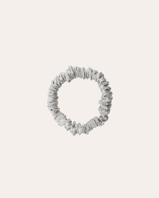Luxe 100% moerbei Zijden Scrunchie Extra Small in het lichtgrijs.