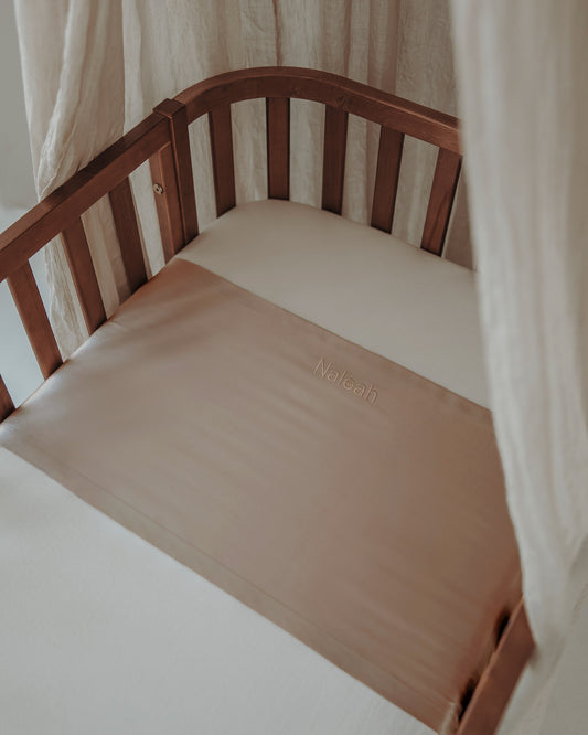 Zijden Matras Sleeve voor de co-sleeper, ledikant of peuterbed met een babynaam geborduurd in het lichtbruin