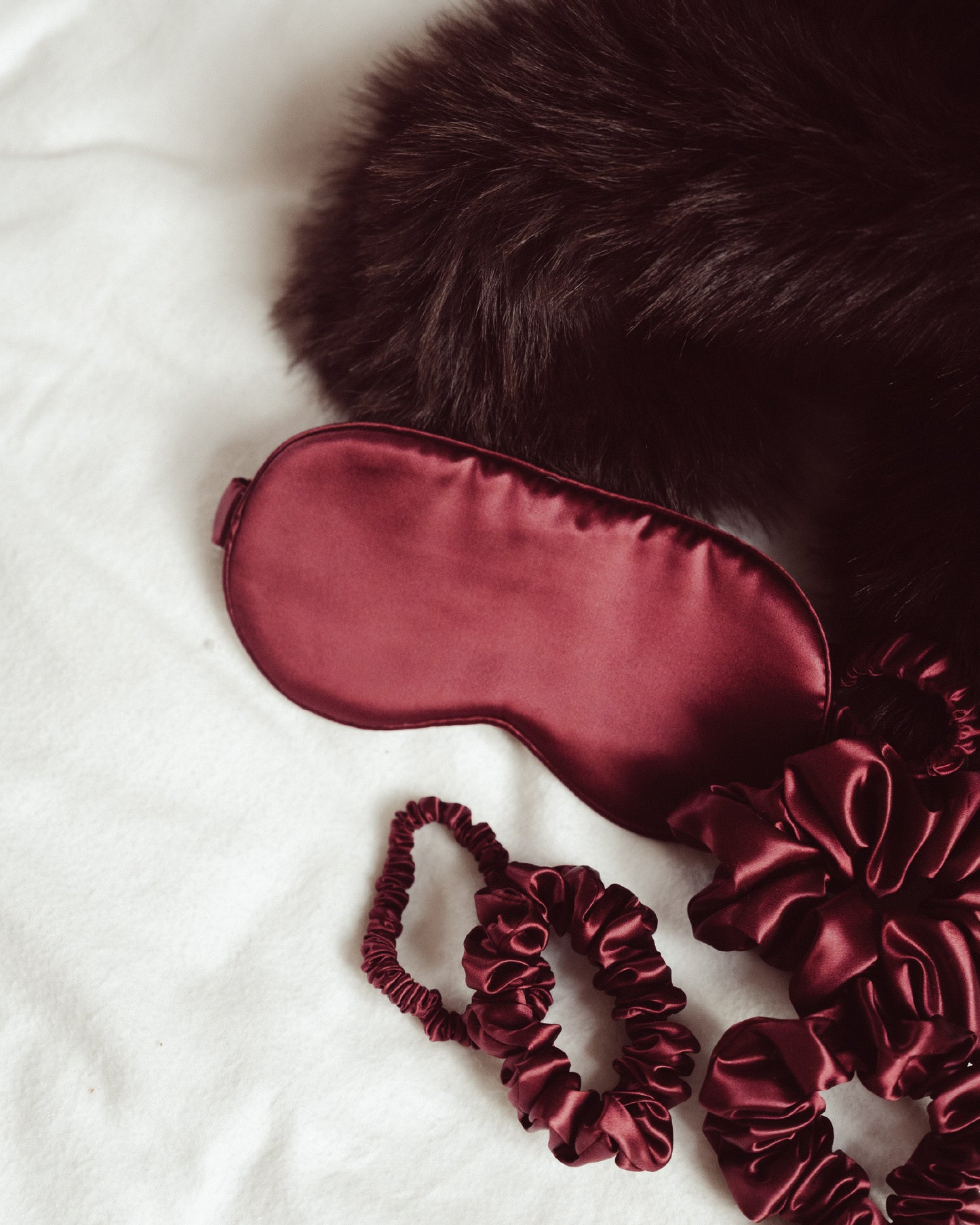 Luxe 100% Moerbei Zijden Slaapmasker en Oogmasker voor een diepe, ontspannen slaap, sluit licht buiten in het bordeaux