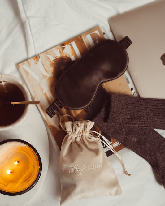 Luxe 100% Moerbei Zijden Slaapmasker en Oogmasker voor een diepe, ontspannen slaap, sluit licht buiten in de kleur donkerbruin