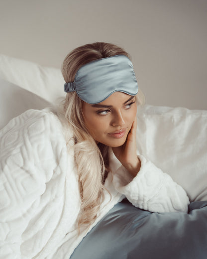 Luxe 100% Moerbei Zijden Slaapmasker en Oogmasker voor een diepe, ontspannen slaap, sluit licht buiten en in de kleur blauw