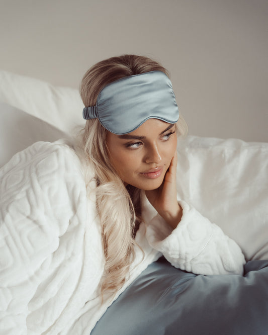 Luxe 100% Moerbei Zijden Slaapmasker en Oogmasker voor een diepe, ontspannen slaap, sluit licht buiten en in de kleur blauw