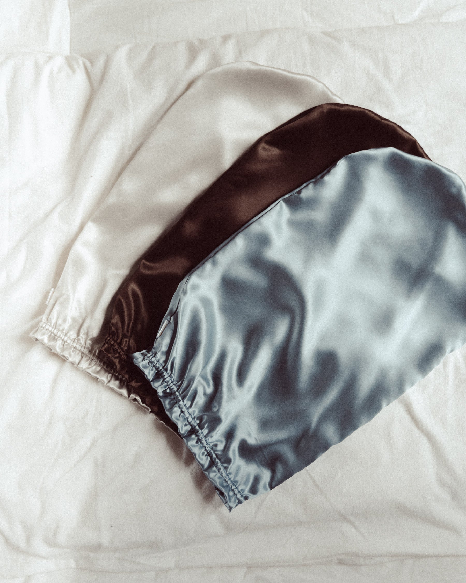3 Kleuren zijden bonnets voor lang haar. De kleuren blauw, donkerbruin en lichtgrijs.