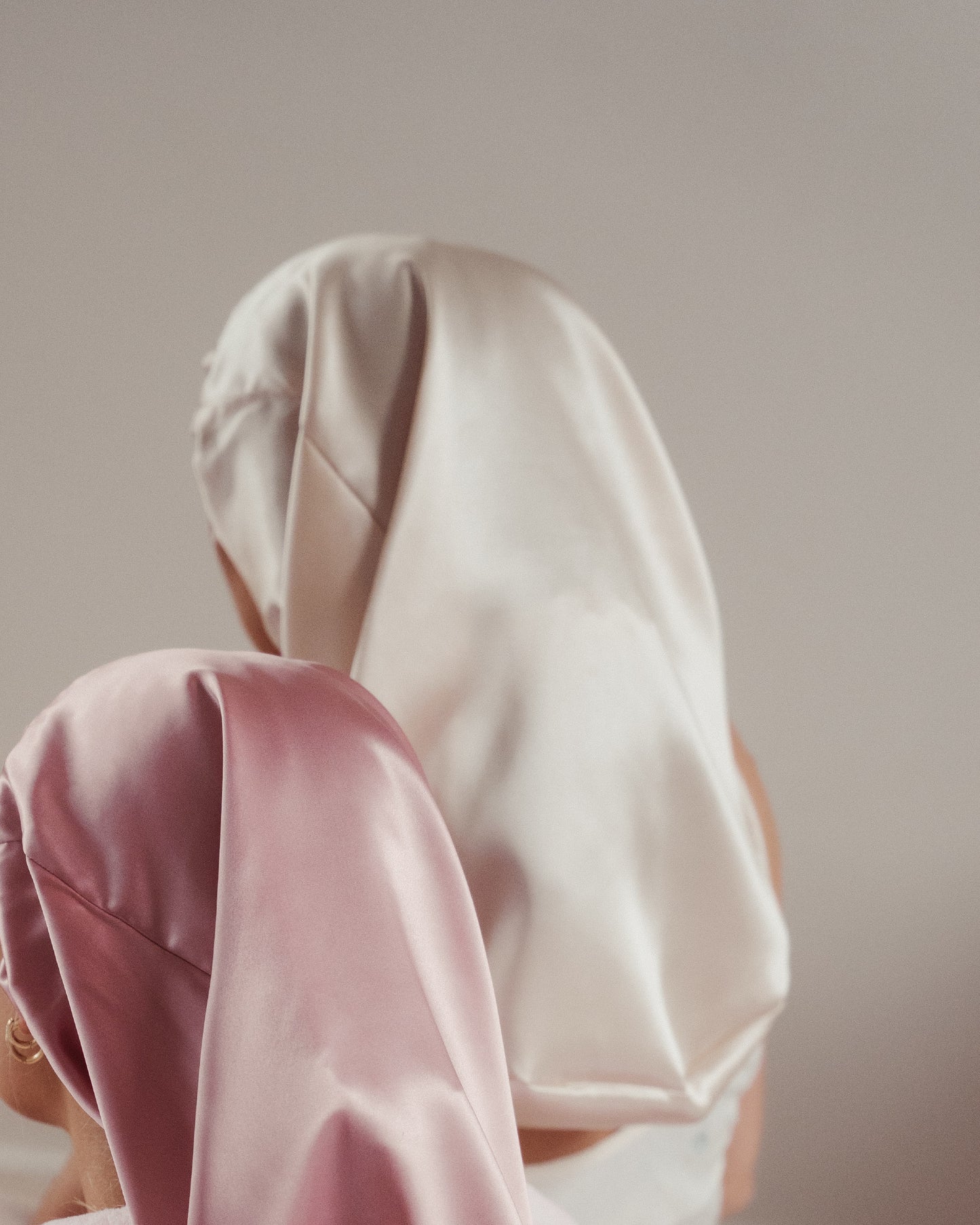 Zijden Bonnet voor lang haar, verzorgt je haar tijdens het slapen, in de kleur crème.