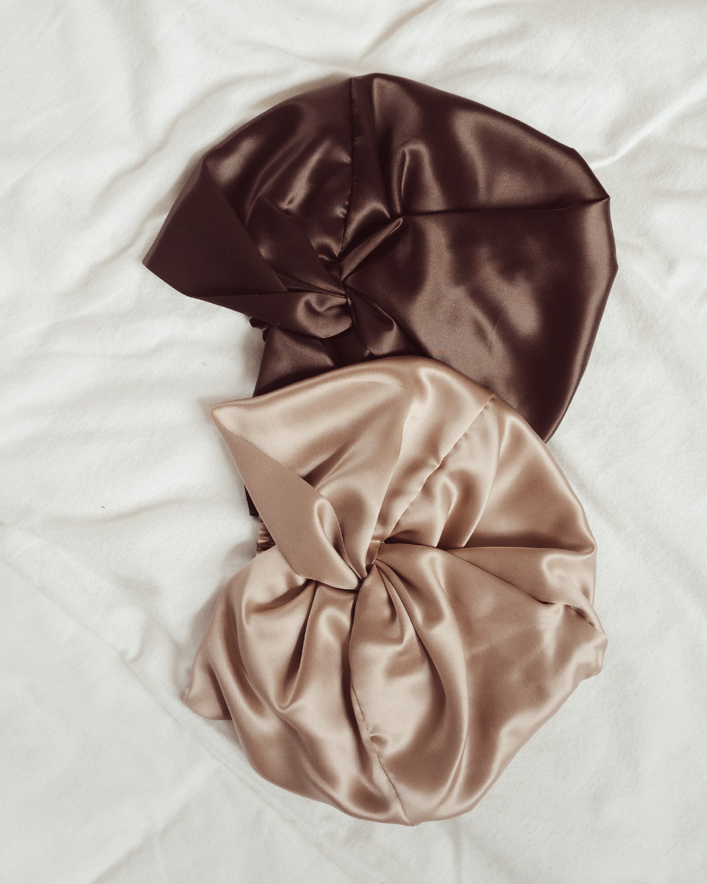 Zijden Premium Bonnet voor je haar, verzorgt je haar tijdens het slapen, in de kleur lichtbruin.