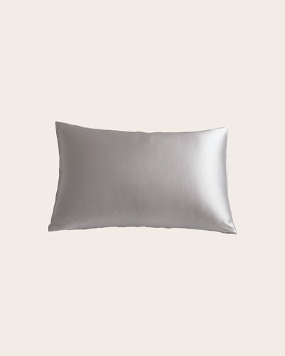 Luxe 100% Moerbei Zijden Kussenslopen van Silky Family in de kleur lichtgrijs maat 40x60cm