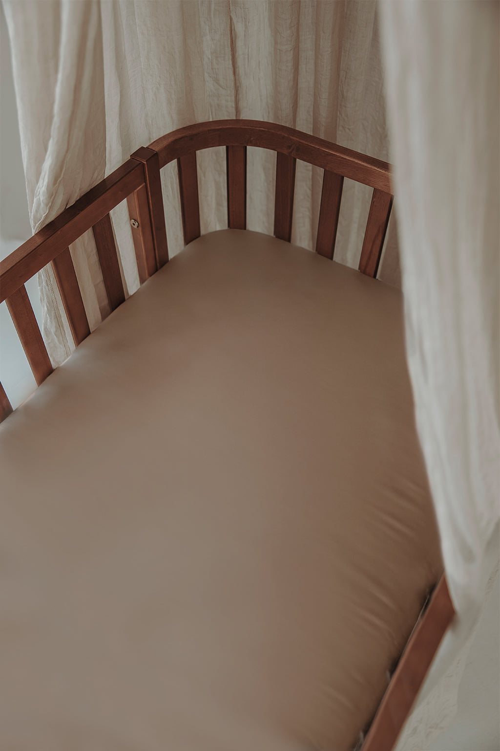 Zijden Matrashoes voor het ledikantmatras 60x120cm , 100% moerbeizijde goed voor huid en baar voor baby's en peuters.