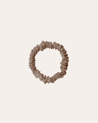 Luxe 100% moerbei Zijden Scrunchie Extra Small in het lichtbruin.