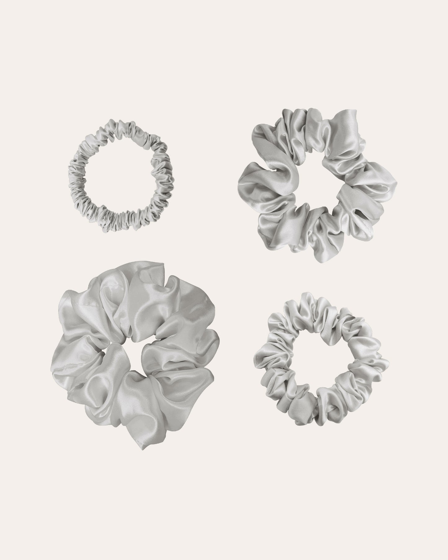 Luxe 100% Moerbei Zijden Scrunchies in 4 maten in de kleur lichtgrijs, zijden elastieken.