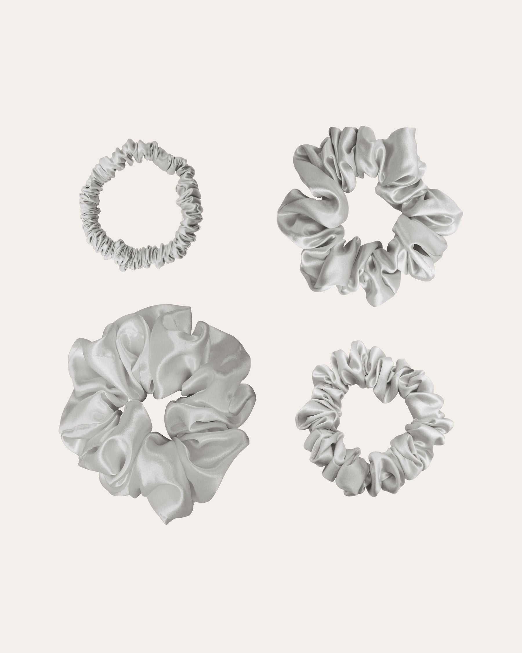Luxe 100% Moerbei Zijden Scrunchies in 4 maten in de kleur lichtgrijs, zijden elastieken.