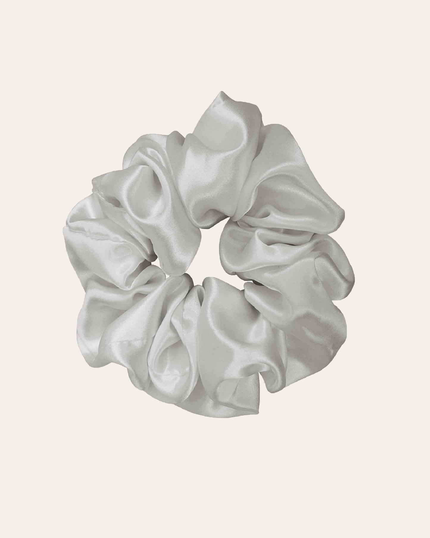 Luxe 100% moerbei Zijden Scrunchie Large in het lichtgrijs.