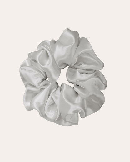 Luxe 100% moerbei Zijden Scrunchie Large in het lichtgrijs.