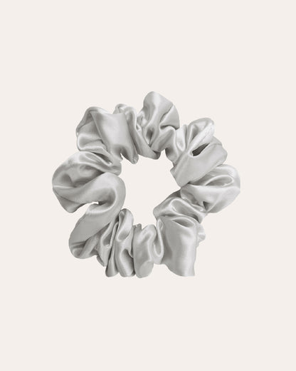 Luxe 100% moerbei Zijden Scrunchie Medium in het lichtgrijs.