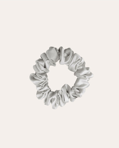 Luxe 100% moerbei Zijden Scrunchie Small in het lichtgrijs.
