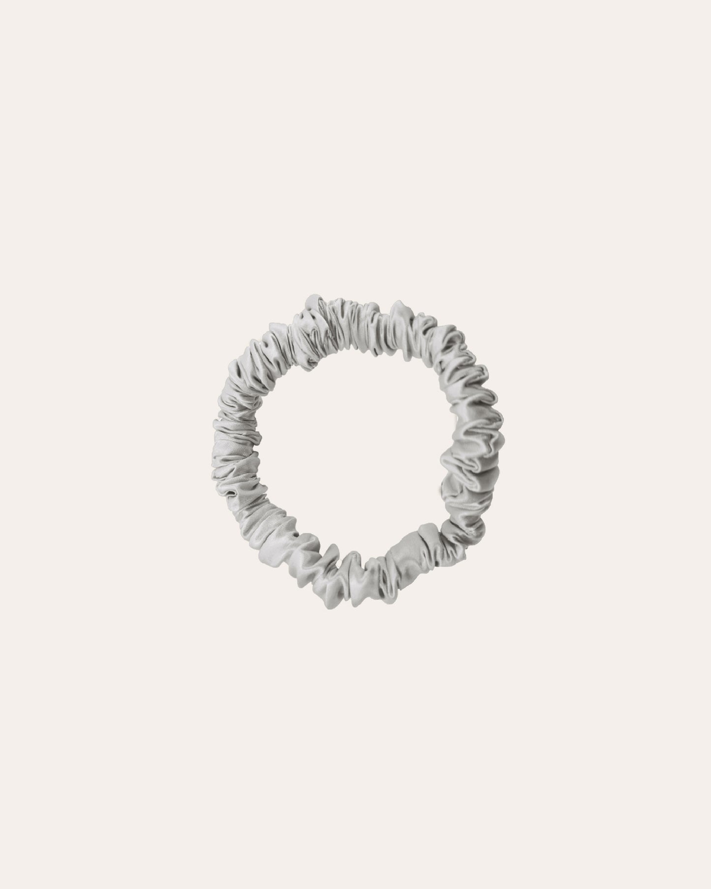 Luxe 100% moerbei Zijden Scrunchie Extra Small in het lichtgrijs.