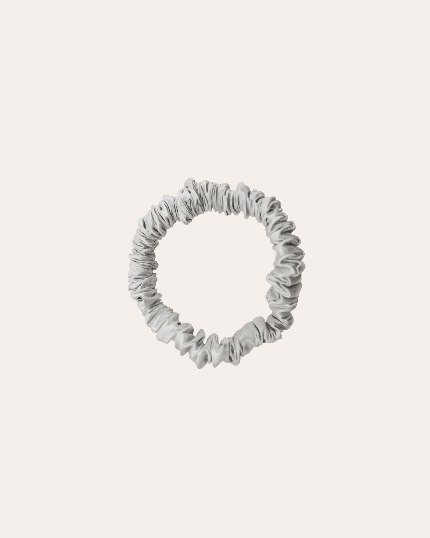 Luxe 100% moerbei Zijden Scrunchie Extra Small in het lichtgrijs.