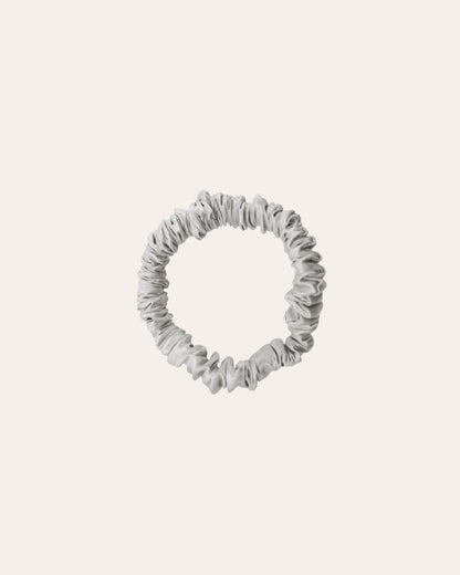 Luxe 100% moerbei Zijden Scrunchie Extra Small in het lichtgrijs.
