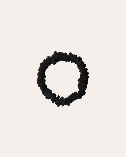 Luxe 100% moerbei Zijden Scrunchie Extra Small in het zwart.
