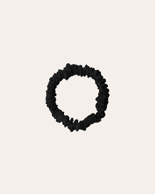 Luxe 100% moerbei Zijden Scrunchie Extra Small in het zwart.