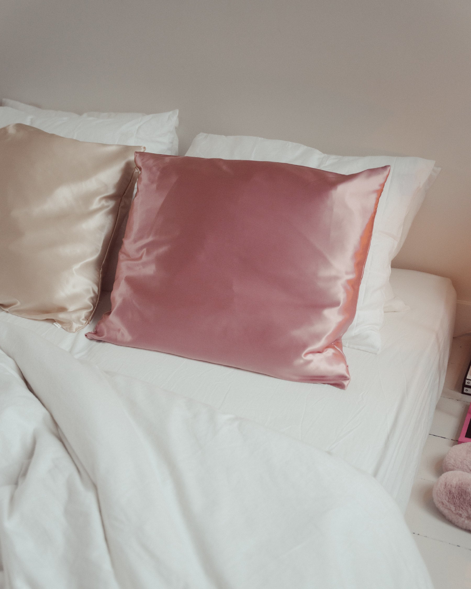 Luxe 100% moerbei zijden kussensloop van Silky Family in de kleur roze opgemaakt bed