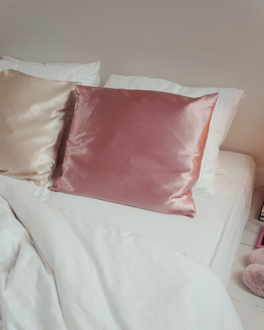 Luxe 100% moerbei zijden kussensloop van Silky Family in de kleur roze opgemaakt bed