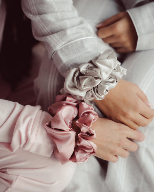 Luxe lichtgrijze en roze 100% moerbei zijden scrunchies.