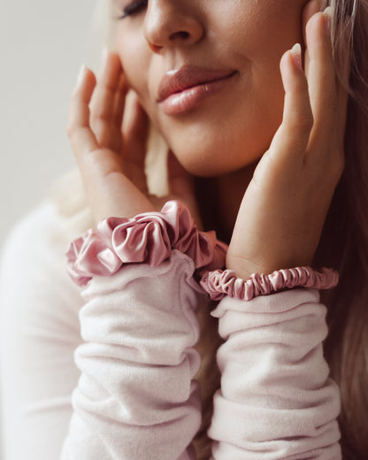 Luxe 100% Moerbei Zijden Scrunchies in 4 maten in de kleur roze, zijden elastieken. 