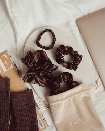 Luxe 100% Moerbei Zijden Scrunchies in 4 maten in de kleur donkerbruin, zijden elastieken. 